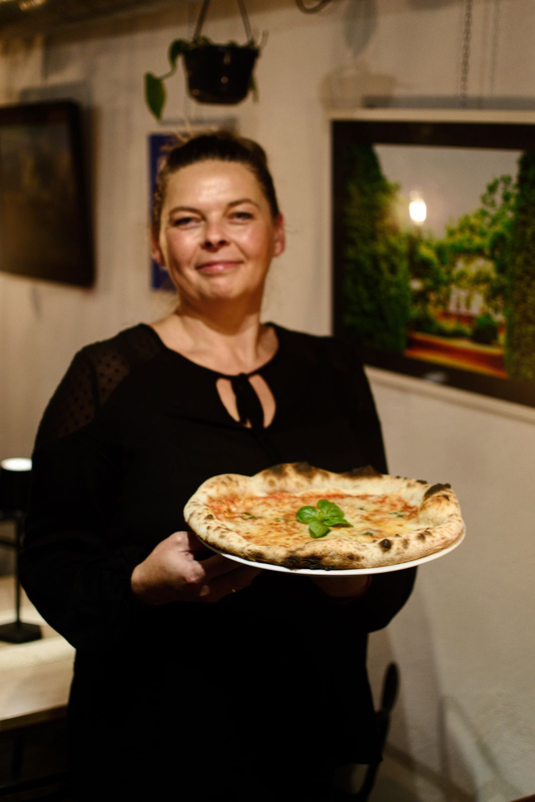 Właścicielka lokalu z pizzą
